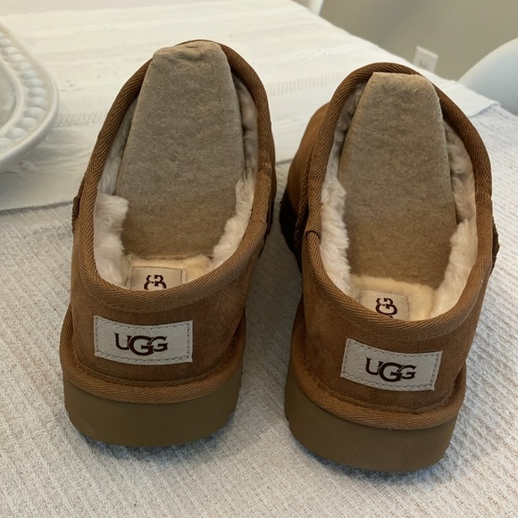 UGG classic slippers. New in box. Men’s 10 / women’s 12 / eu 43., chestnut - Picture 4 of 9